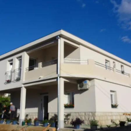 Cubela Beautiful Garden Guest house